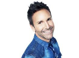 L'animateur Éric Salvail s'excuse et suspend sa carrière