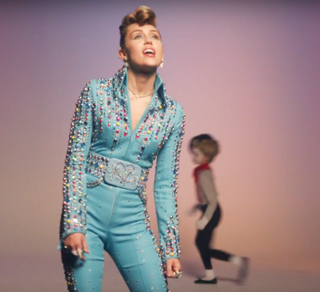 Miley Cirus rend hommage à Elvis !