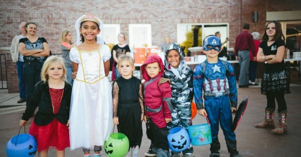 LES COSTUMES POPULAIRES EN 2021