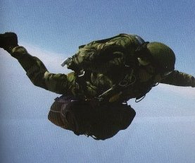 Hélicoptère et parachutistes en vue!! Hélicoptère et parachutistes en vue!!