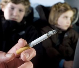 Fumer en voiture en présence d'un enfant pourrait vous coûter cher maintenant Fumer en voiture en présence d'un enfant pourrait vous coûter cher maintenant