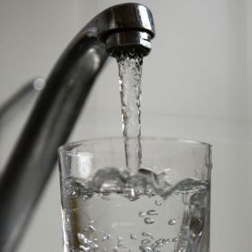 Un vendeur fait croire que l'eau de Lévis n'est pas potable