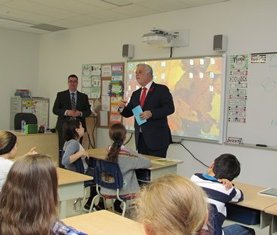 Philippe Couillard rencontre des élèves de Sainte-Brigitte-de-Laval
