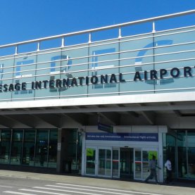 Un agent armé à l'aéroport