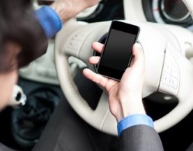 Possible cas de cellulaire au volant: une femme accusée Possible cas de cellulaire au volant: une femme accusée