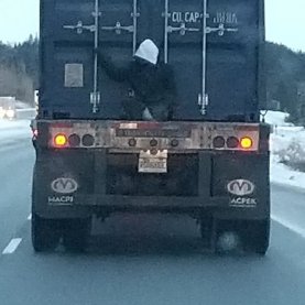 Il voulait se rendre à Montréal accroché à un camion-remorque Il voulait se rendre à Montréal accroché à un camion-remorque