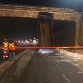 Un camion accroche le viaduc d'Henri-IV