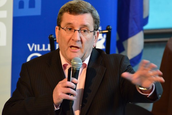 Aéroport de Québec: Labeaume demande à Marc Garneau d'intervenir Aéroport de Québec: Labeaume demande à Marc Garneau d'intervenir