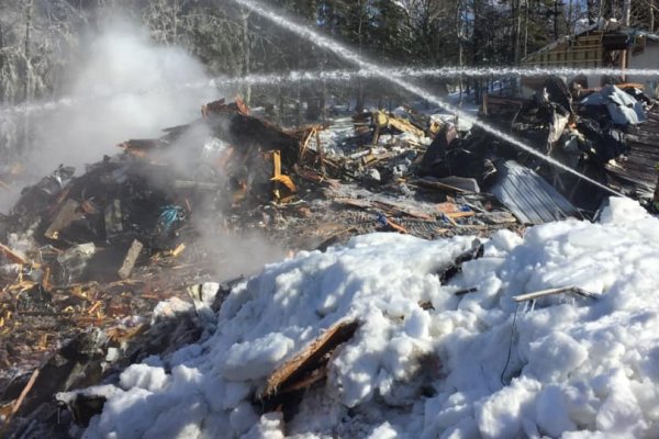 La résidence de Joé Juneau au lac Sept-îles rasée par les flammes La résidence de Joé Juneau au lac Sept-îles rasée par les flammes