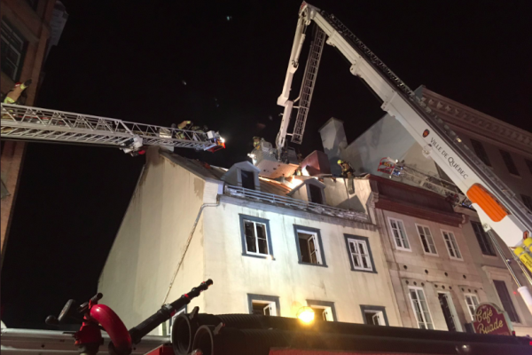 Deux immeubles du Vieux-Québec lourdement endommagés par un incendie Deux immeubles du Vieux-Québec lourdement endommagés par un incendie