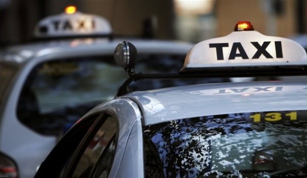 Exaspéré un chauffeur de taxi de Québec se mutile en direct à la télé Exaspéré un chauffeur de taxi de Québec se mutile en direct à la télé