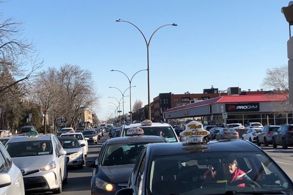 Propriétaires et chauffeurs de taxi manifestent dans la métropole Propriétaires et chauffeurs de taxi manifestent dans la métropole