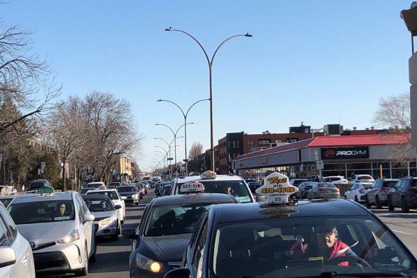 Propriétaires et chauffeurs de taxi manifestent dans la métropole