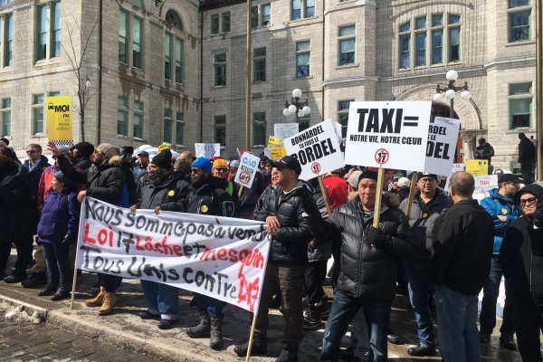 Des centaines de chauffeurs de taxi devant le parlement