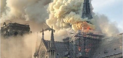 La Cathédrale Notre-Dame-de-Paris ravagée par un incendie La Cathédrale Notre-Dame-de-Paris ravagée par un incendie