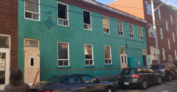 Incendie dans Saint-Roch: l'intervention rapide des policiers et des pompiers sauve 2 vies Incendie dans Saint-Roch: l'intervention rapide des policiers et des pompiers sauve 2 vies