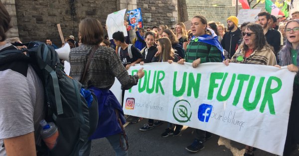 Entre 8,000 et 10,000 personnes à la marche pour le climat de Québec Entre 8,000 et 10,000 personnes à la marche pour le climat de Québec