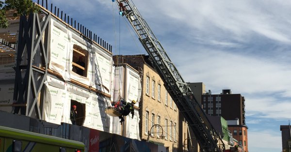 Un homme chute sur un chantier de construction de la rue Saint-Jean Un homme chute sur un chantier de construction de la rue Saint-Jean