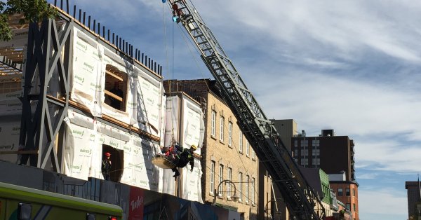 Un homme chute sur un chantier de construction de la rue Saint-Jean