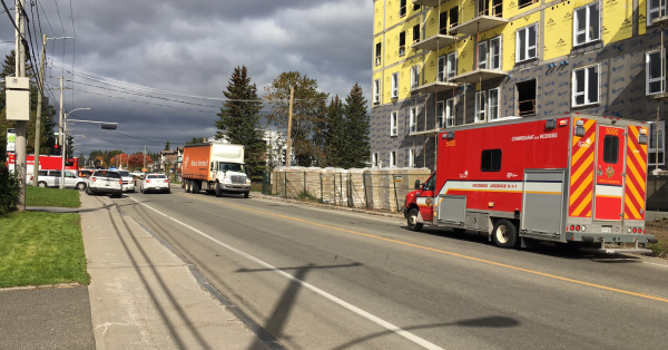 Un édifice en construction du secteur de Val-Bélair est la proie des flammes Un édifice en construction du secteur de Val-Bélair est la proie des flammes