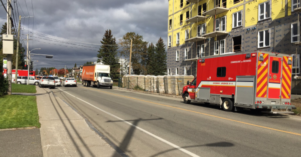 Un édifice en construction du secteur de Val-Bélair est la proie des flammes