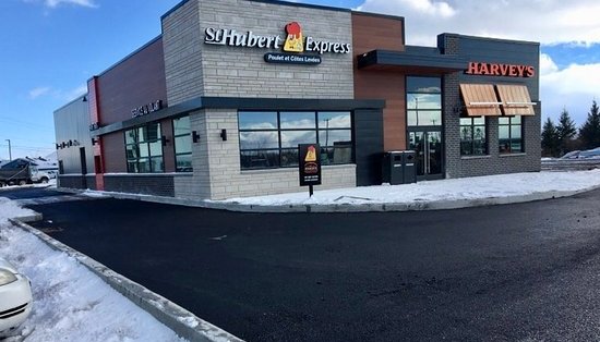 Ste-Anne-de-Beaupré: Un St-Hubert Express et un Harvey's sous le même toit