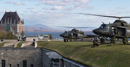 Vols d'hélicoptères militaires au dessus du Vieux-Québec cet après-midi