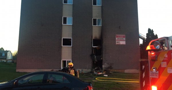 Un incendie force les locataires d'un immeuble à logements du secteur Loretteville à évacuer en pleine nuit Un incendie force les locataires d'un immeuble à logements du secteur Loretteville à évacuer en pleine nuit