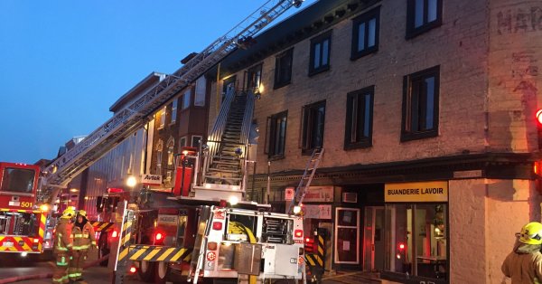 Incendie de 5 alarmes cette nuit dans Saint-Sauveur Incendie de 5 alarmes cette nuit dans Saint-Sauveur