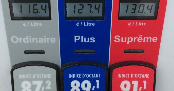 CONGÉ FÉRIÉ = HAUSSE DU PRIX DE L'ESSENCE