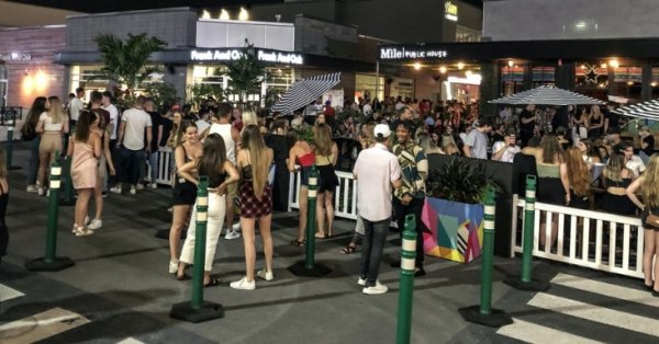 Les bars du Québec devront fermer à minuit et réduire de 50% leur capacité Les bars du Québec devront fermer à minuit et réduire de 50% leur capacité