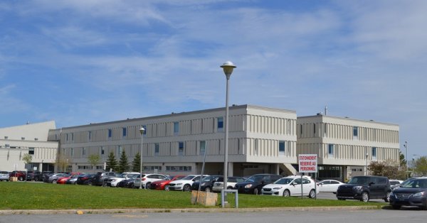 DEUX CAS DE COVID-19 DANS DES ÉCOLES DE QUÉBEC DEUX CAS DE COVID-19 DANS DES ÉCOLES DE QUÉBEC
