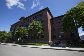 COVID-19: UNE AUTRE ÉCOLE DE TOUCHÉE À QUÉBEC COVID-19: UNE AUTRE ÉCOLE DE TOUCHÉE À QUÉBEC