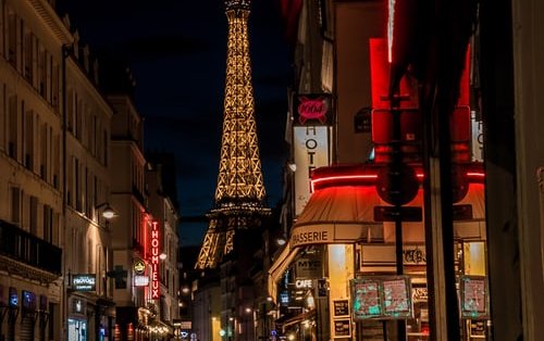 IL Y A 5 ANS 130 PERSONNES PERDAIENT LA VIE DANS DES ATTENTATS À PARIS IL Y A 5 ANS 130 PERSONNES PERDAIENT LA VIE DANS DES ATTENTATS À PARIS