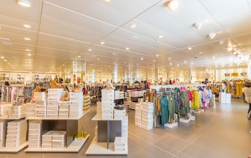 COVID: DE NOUVELLES RÈGLES POUR LES CENTRE COMMERCIAUX ET LES MAGASINS COVID: DE NOUVELLES RÈGLES POUR LES CENTRE COMMERCIAUX ET LES MAGASINS
