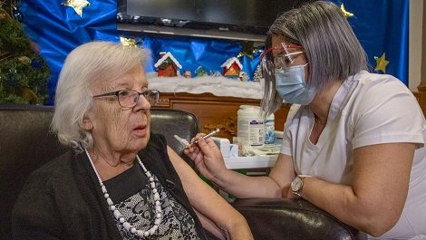 LE PREMIER VACCIN CONTRE LA COVID-19 ADMINISTRÉ À QUÉBEC