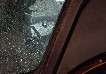 VÉCHICULE DE DÉNEIGEMENT PRIS POUR CIBLE PAR UN TIREUR VÉCHICULE DE DÉNEIGEMENT PRIS POUR CIBLE PAR UN TIREUR