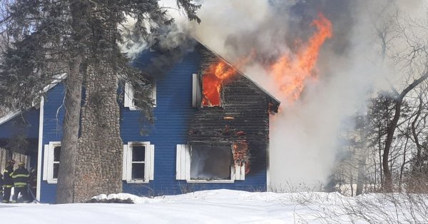 UN POMPIER EST SÉRIEUSEMENT BLESSÉ DANS UN INCENDIE À L'ÎLE D'ORLÉANS