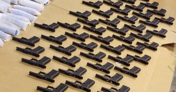 UN EMPLOYÉ DE DESJARDINS ARRÊTÉ AVEC 249 ARMES DE POINGS UN EMPLOYÉ DE DESJARDINS ARRÊTÉ AVEC 249 ARMES DE POINGS