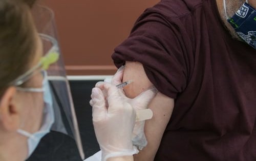 VACCINATION: DES CLINIQUES OUVERTES PLUS TÔT ?