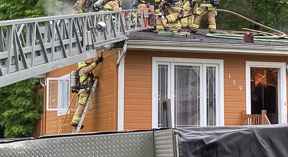 DEUX INCENDIES PROVOQUÉES PAR LA FOUDRE À QUÉBEC DEUX INCENDIES PROVOQUÉES PAR LA FOUDRE À QUÉBEC