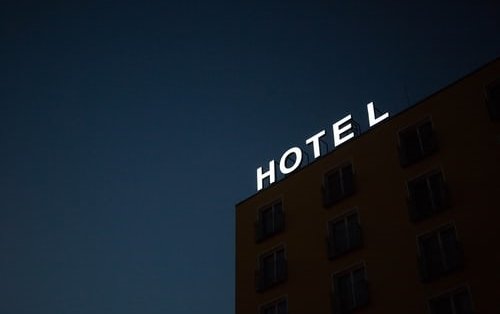 DES TRAVAILLEURS LOGÉS À L'HÔTEL PENDANT LES TRAVAUX AU PONT LAPORTE DES TRAVAILLEURS LOGÉS À L'HÔTEL PENDANT LES TRAVAUX AU PONT LAPORTE