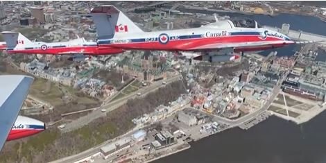 LES SNOWBIRDS AU DESSUS DE QUÉBEC CE MATIN