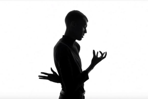 Stromae dévoile un vidéoclip très sombre pour ''Quand c'est''. 