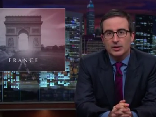 L'hommage plein d'humour de John Oliver à Paris