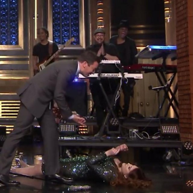 Meghan Trainor fait une chute sur la scène du Tonight Show de Jimmy Fallon 