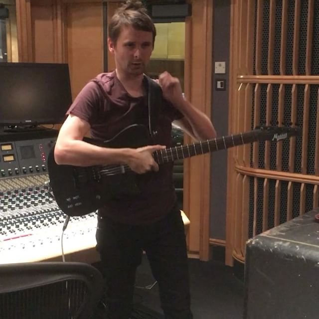 VIDÉO: Matt Bellamy de Muse en studio 