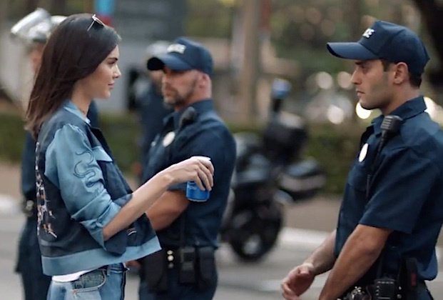 Pub de Pepsi controversée avec Kendall Jenner 