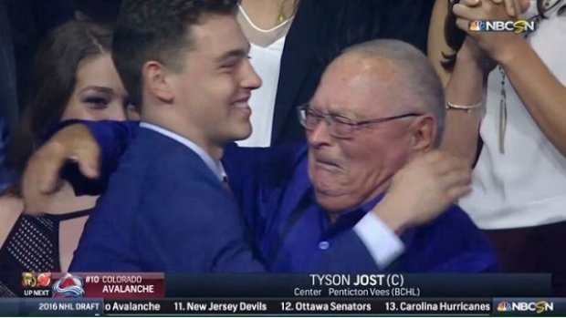 Voyez le grand-père le plus émotif de la LNH