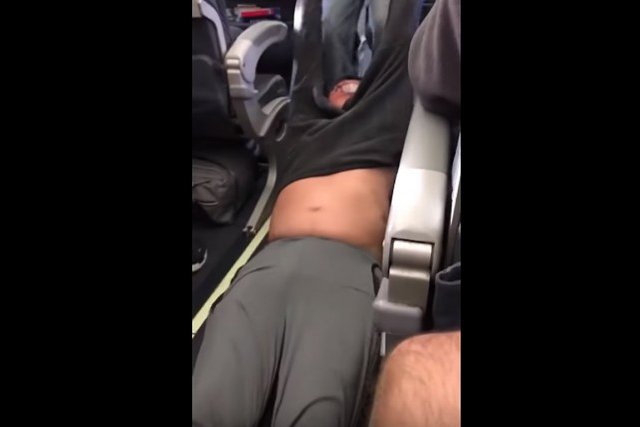 Expulsion musclée d'un avion United Airlines